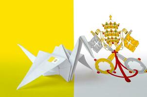 Vaticano città stato bandiera raffigurato su carta origami gru ala. fatto a mano arti concetto foto