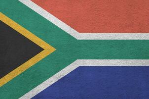 Sud Africa bandiera raffigurato nel luminosa dipingere colori su vecchio sollievo intonacatura parete. strutturato bandiera su ruvido sfondo foto
