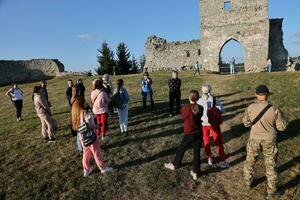 ternopil, Ucraina - settembre 16, 2023 panoramico Visualizza di rovine di un antico kremenets castello. ternopil regione, Ucraina. cancello Torre e parte di difensiva parete su bona montagna foto