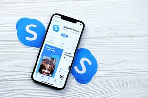 Kharkov, Ucraina - marzo 5, 2021 skype icona e applicazione a partire dal App memorizzare su i phone 12 professionista Schermo schermo su bianca tavolo foto