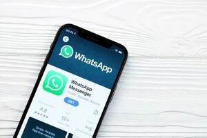 Kharkov, Ucraina - marzo 5, 2021 WhatsApp icona e applicazione a partire dal App memorizzare su i phone 12 professionista Schermo schermo su bianca tavolo foto