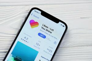 Kharkov, Ucraina - marzo 5, 2021 mi piace icona e applicazione a partire dal App memorizzare su i phone 12 professionista Schermo schermo su bianca tavolo foto
