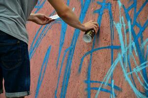 Kharkov, Ucraina - Maggio 27, 2017 Festival di strada arti. giovane ragazzi disegnare graffiti su portatile di legno muri nel il centro di il città. il processi di pittura su muri con aerosol spray lattine foto
