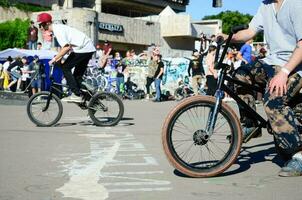 Kharkiv, Ucraina - 27 Maggio, 2018 freestyle bmx piloti nel un' Skate park durante il annuale Festival di strada culture foto