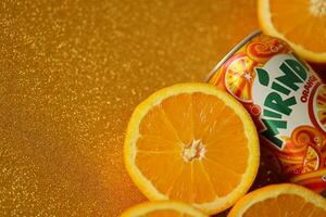 kiev, Ucraina - luglio 7, 2023 mirinda arancia bevanda con molti arance su colorato sfondo foto