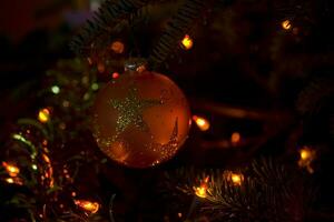 palla di Natale su albero foto