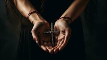 donna di mani con un' attraversare. fede. cristianesimo. religione. Chiesa. attraversare. foto
