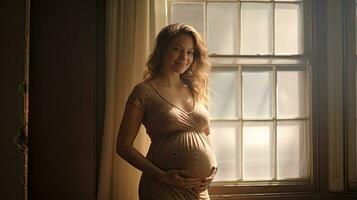 un' incinta donna si fermò sorridente nel il angolo di il finestra con leggero streaming attraverso il finestra. foto
