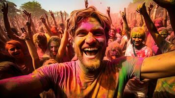 persone celebrare colorato holi Festival nel India, annuale turismo colori, India foto