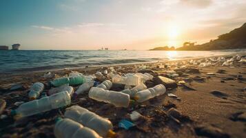 spazzatura su il bordo di un vuoto e sporco plastica bottiglia grande città spiaggia ambientale inquinamento ecologico i problemi foto