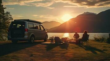 famiglia campeggio auto partire su vacanza nel un' camper, parcheggiata Il prossimo per il fiume, con il montagne dietro a il tramonto. foto