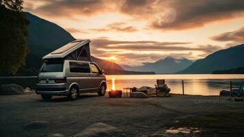 famiglia campeggio auto partire su vacanza nel un' camper, parcheggiata Il prossimo per il fiume, con il montagne dietro a il tramonto. foto