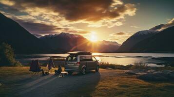 famiglia campeggio auto partire su vacanza nel un' camper, parcheggiata Il prossimo per il fiume, con il montagne dietro a il tramonto. foto