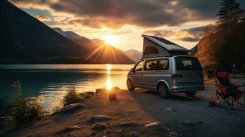 famiglia campeggio auto partire su vacanza nel un' camper, parcheggiata Il prossimo per il fiume, con il montagne dietro a il tramonto. foto