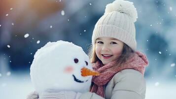 sorridente giovane donna con pupazzo di neve su bianca Natale nel inverno neve foto