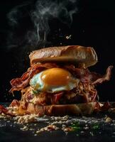 Bacon Sandwich sospeso nel il aria con uova e pane foto