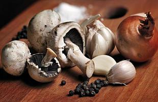 natura morta con funghi champignon foto