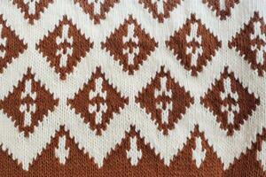 avvicinamento di lana maglione struttura di leggero Marrone buio Marrone colori generativo ai foto