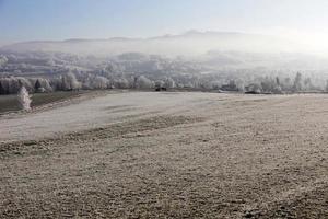 bellissima campagna invernale innevata da favola con cielo blu nella Boemia centrale, repubblica ceca foto