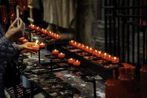 candele di cera in una chiesa foto