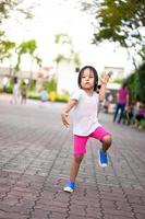 esercizio della bambina con la danza aerobica nel parco foto