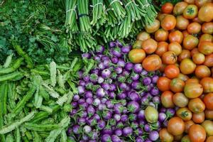 al mercato si vendevano fagioli alati, melanzane viola, pomodori, gloria mattutina e coriandolo foto