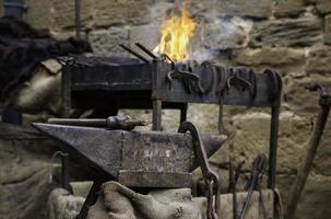 fuoco di carbone in una fucina foto