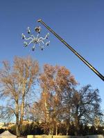 utilizzo di una gru per il montaggio di un evento nel parco la casa de campo, a madrid, spagna foto