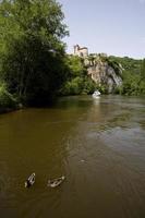 crociera in houseboat sul fiume le lot in francia foto