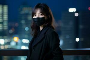 asiatico donna indossare un' viso maschera nel davanti di il città a notte generativo ai foto