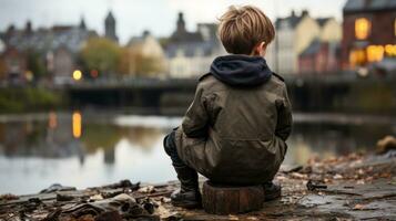 un' giovane ragazzo seduta su un' log di un' fiume generativo ai foto