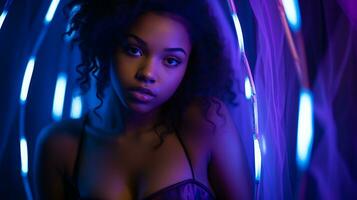 un' donna nel un' reggiseno superiore con neon luci foto