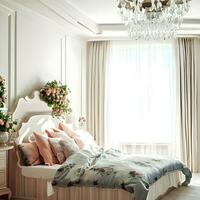 moderno Camera da letto con bellissimo arredamento, confortevole letto, cuscino e lampadario ai generativo foto
