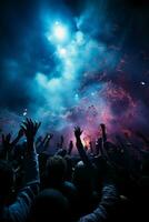 palcoscenico illuminazione splendente giù a partire dal il superiore, molti persone Tenere loro mobile Telefono veloce, danza nel blu e viola. ai generativo foto