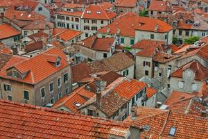 Visualizza su il rosso tetti di il vecchio cittadina di kotor foto