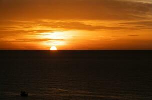 tramonto al di sopra di il mare o raggiante mare Alba. foto