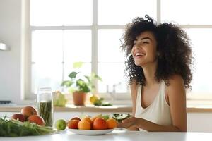 vegano donna andando per mangiare salutare frutta e verdure nel cucina foto