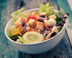 insalata fresca con pomodori e cetrioli foto