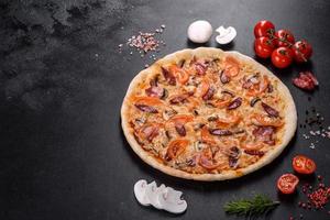 pizza fresca e deliziosa fatta in un forno a focolare con pomodori, salsiccia e funghi