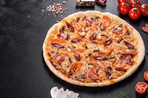 pizza fresca e deliziosa fatta in un forno a focolare con pomodori, salsiccia e funghi