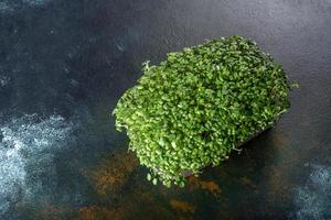 scatola con germogli freschi di micro ravanelli verdi per aggiungere cibo sano ai piatti foto