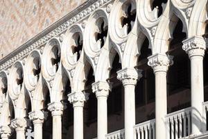 venezia, italia - prospettiva delle colonne foto