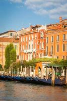 Facciata del palazzo veneziano di 300 anni dal canal grande