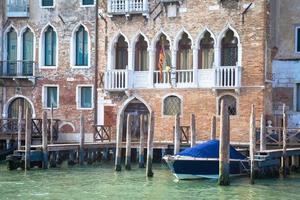 Facciata del palazzo veneziano di 300 anni dal canal grande foto