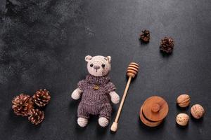 orso giocattolo legato da fili di lana su uno sfondo scuro