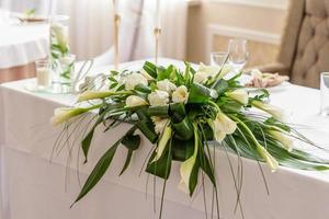 bella decorazione della vacanza di nozze con fiori e verde con decorazioni da fiorista foto