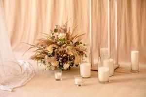 decorazioni da bellissimi fiori secchi in un vaso bianco su uno sfondo di tessuto beige