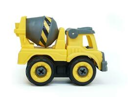 lato Visualizza di giallo plastica calcestruzzo miscelatore camion giocattolo isolato su bianca sfondo. costruzione vechicle camion. foto