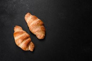 croissant francesi freschi e deliziosi con una tazza di caffè profumato foto