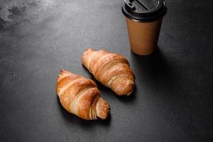 croissant francesi freschi e deliziosi con una tazza di caffè profumato foto